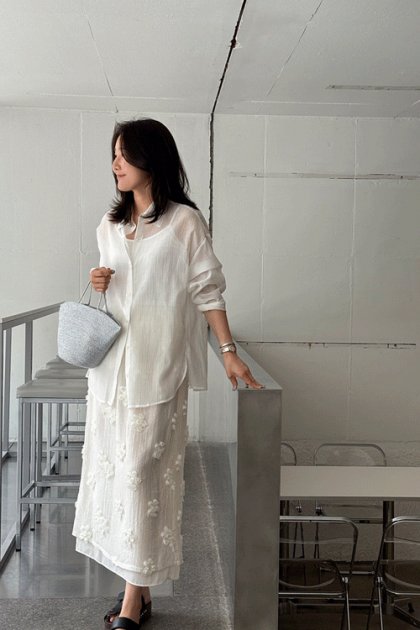 Media embroidery skirt